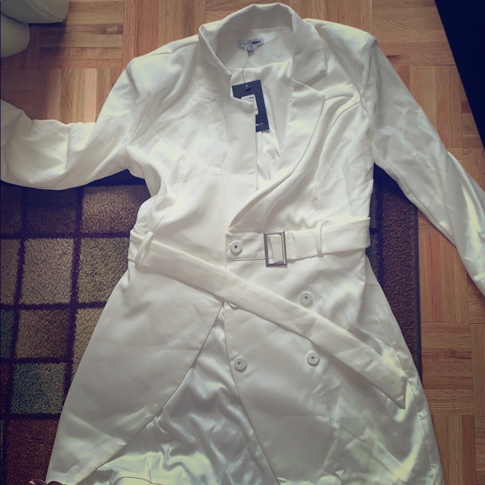 Cute white blazer dress!